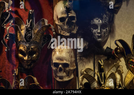 Teschi e altri dettagli della maschera per la vendita in un negozio finestra visualizzare pronta per il famoso carnevale veneziano. minaccioso e macabro come pure bello. Foto Stock