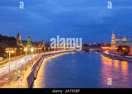 Vista del tramonto del Cremlino di Mosca, Kremlevskaya Embankment e il fiume Moskva, Mosca, Russia Foto Stock
