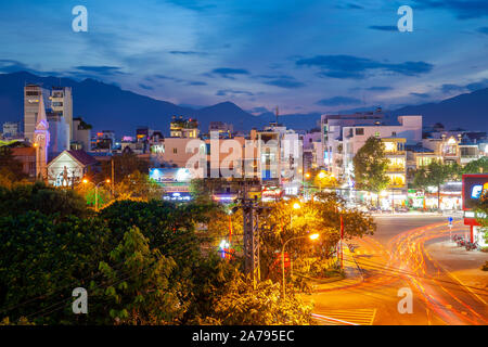 Vista del tramonto su Nha Trang, un popolare resort city in Vietnam Foto Stock