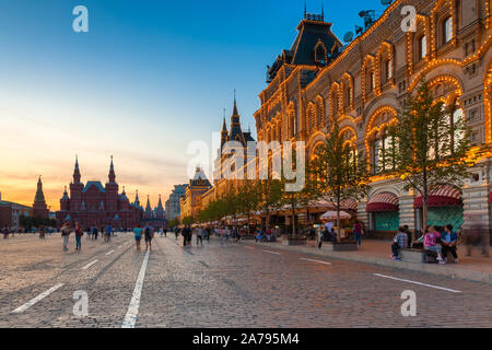 Vista al tramonto del quadrato rosso con la gengiva maill e il museo storico statale di Mosca, Russia Foto Stock