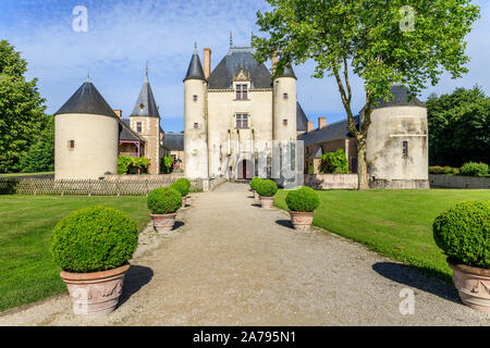 Francia, Loiret, Chilleurs aux Bois, Chateau de Chamerolles Parco e giardini, castellum ingresso con ponte levatoio // Francia, Loiret (45), Chilleurs-aux- Foto Stock