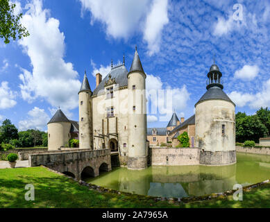 Francia, Loiret, Chilleurs aux Bois, Chateau de Chamerolles Parco e giardini, castellum ingresso con ponte levatoio // Francia, Loiret (45), Chilleurs-aux- Foto Stock