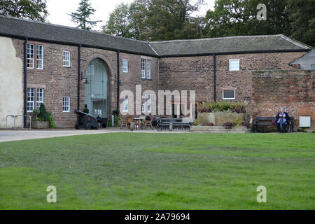 Grado 1 Astley Hall blocco stabile in modo sensibile convertiti per utilizzare un cafe, Astley Park Chorley Foto Stock