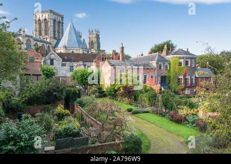 York Minster e Greay Corte dal Bar pareti in autunno, York, Inghilterra Foto Stock