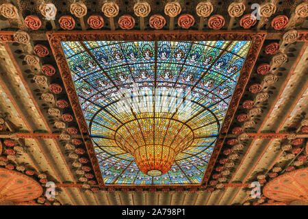 La cupola in vetro colorato soffitto e organo, Palau de la Música Catalana concert hall vista interna, Barcellona, in Catalogna, Spagna Foto Stock