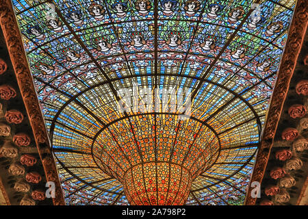 La cupola in vetro colorato soffitto e organo, Palau de la Música Catalana concert hall vista interna, Barcellona, in Catalogna, Spagna Foto Stock