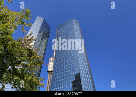 Torri gemelle della Deutsche Bank, basso angolo di alta crescita grattacieli contro il cielo blu in Frankfurt am Main, Germania Foto Stock