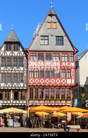 Edifici storici e facciate in piazza Römerberg, un landmar e destinazione turistica in Frankfurt am Main, Hesse, Germania Foto Stock