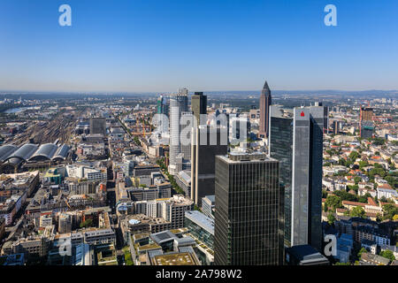 Francoforte sul Meno dal di sopra, una vista panoramica dello skyline e grattacieli del quartiere finanziario della città di Francoforte am Main, Hesse, Germania Foto Stock