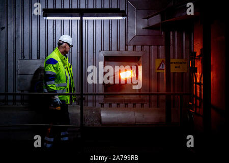 AMSTERDAM, Hemweg, 31-10-2019, il governo olandese ha annunciato che la Vattenfall Hemweg-8 power plant in Amsterdam, deve smettere di utilizzare il carbone come combustibile per la produzione di elettricità entro la fine del 2019. In parte questo si riunirà il 'Urgenda target'* del 25% di riduzione delle emissioni di CO2 entro il 2020. Chiusura anticipata avrà importanti conseguenze per la Vattenfall la produzione olandese di funzionamento e i suoi dipendenti presso l'impianto Hemweg. Questo emendamento del disegno di legge per il divieto di carbone per la produzione di elettricità significa che la potenza Hemweg impianto avrà per interrompere il funzionamento senza il già annunciato in precedenza periodo transitorio di 5 Foto Stock