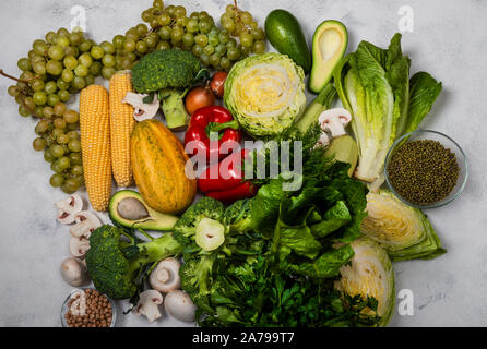 Raccolta di diverse materie fresche verdure su uno sfondo luminoso. Vista superiore Foto Stock