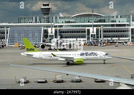 Monaco di Baviera, Germania - 14 Maggio 2019: passeggero aereo supersonico Airbus A220-300 di AirBaltic compagnie aeree nell'aeroporto internazionale di Monaco di Baviera vista laterale Foto Stock