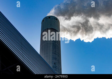 AMSTERDAM, Hemweg, 31-10-2019, il governo olandese ha annunciato che la Vattenfall Hemweg-8 power plant in Amsterdam, deve smettere di utilizzare il carbone come combustibile per la produzione di elettricità entro la fine del 2019. In parte questo si riunirà il 'Urgenda target'* del 25% di riduzione delle emissioni di CO2 entro il 2020. Chiusura anticipata avrà importanti conseguenze per la Vattenfall la produzione olandese di funzionamento e i suoi dipendenti presso l'impianto Hemweg. Questo emendamento del disegno di legge per il divieto di carbone per la produzione di elettricità significa che la potenza Hemweg impianto avrà per interrompere il funzionamento senza il già annunciato in precedenza periodo transitorio di 5 Foto Stock