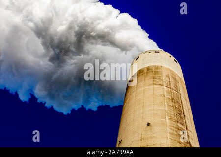 AMSTERDAM, Hemweg, 31-10-2019, il governo olandese ha annunciato che la Vattenfall Hemweg-8 power plant in Amsterdam, deve smettere di utilizzare il carbone come combustibile per la produzione di elettricità entro la fine del 2019. In parte questo si riunirà il 'Urgenda target'* del 25% di riduzione delle emissioni di CO2 entro il 2020. Chiusura anticipata avrà importanti conseguenze per la Vattenfall la produzione olandese di funzionamento e i suoi dipendenti presso l'impianto Hemweg. Questo emendamento del disegno di legge per il divieto di carbone per la produzione di elettricità significa che la potenza Hemweg impianto avrà per interrompere il funzionamento senza il già annunciato in precedenza periodo transitorio di 5 Foto Stock