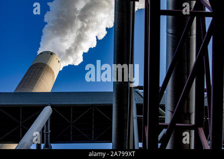 AMSTERDAM, Hemweg, 31-10-2019, il governo olandese ha annunciato che la Vattenfall Hemweg-8 power plant in Amsterdam, deve smettere di utilizzare il carbone come combustibile per la produzione di elettricità entro la fine del 2019. In parte questo si riunirà il 'Urgenda target'* del 25% di riduzione delle emissioni di CO2 entro il 2020. Chiusura anticipata avrà importanti conseguenze per la Vattenfall la produzione olandese di funzionamento e i suoi dipendenti presso l'impianto Hemweg. Questo emendamento del disegno di legge per il divieto di carbone per la produzione di elettricità significa che la potenza Hemweg impianto avrà per interrompere il funzionamento senza il già annunciato in precedenza periodo transitorio di 5 Foto Stock