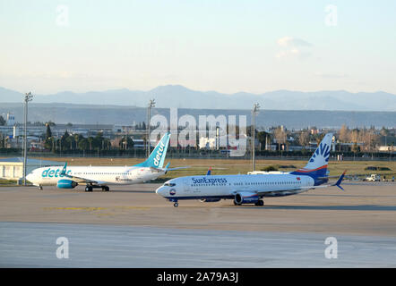 ANTALYA, Turchia - 28 Febbraio 2019: Passeggeri aerei supersonico Boeing 737 800 di Turco Detur Corendon Airlines e SunExpress su airfield in Antal Foto Stock