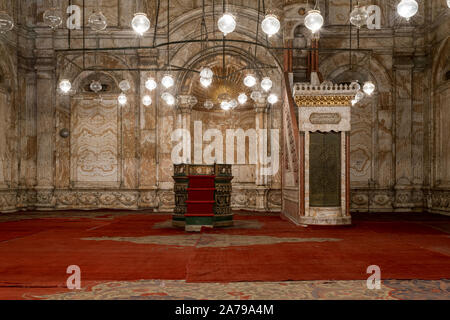 Decorate alabastro - marmo - parete con inciso nicchia - Mihrab - e piattaforma - Minibar - presso la grande moschea di Muhammad Ali Pasha - Moschea di alabastro, situato nella Cittadella del Cairo in Egitto Foto Stock