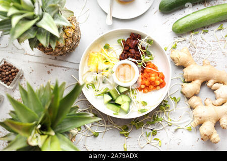 Antipasto di verdure. Ananas fresco in sesame, verde cetriolo, ceci in pomodori, germogli di soia, fagioli rossi, soia salsa allo zenzero Foto Stock