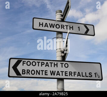 Bronte cascata segno post , Haworth Moor, Bronte Country, Yorkshire Foto Stock