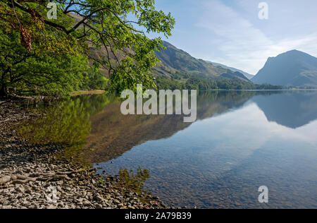 Guardando lungo il lungolago verso Fleetwith Pike in estate Buttermere Lake District National Park Cumbria Inghilterra Regno Unito GB Gran Bretagna Foto Stock