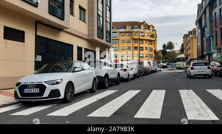 Coruna / Spagna - 31 Ottobre 2019: auto parcheggiata bloccando un attraversamento pedonale a Coruna Spagna Foto Stock