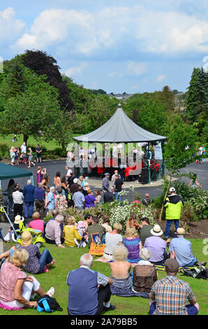 Banda di ottoni concerto , Haworth Central Park, Yorkshire Foto Stock