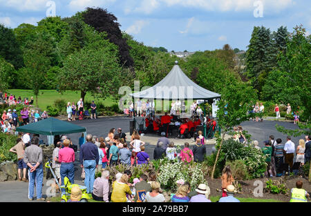 Banda di ottoni concerto , Haworth Central Park, Yorkshire Foto Stock