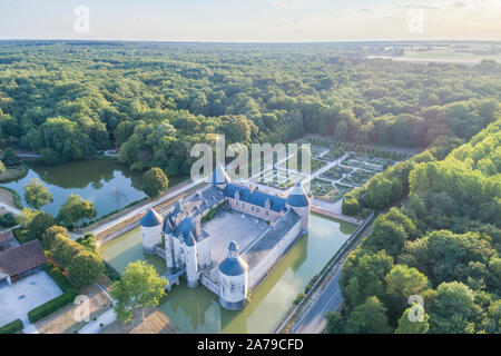 Francia, Loiret, Chilleurs aux Bois, Chateau de Chamerolles Park e i giardini del castello e il Jardin rinascimentale (vista aerea) // Francia, Loiret (45), C
