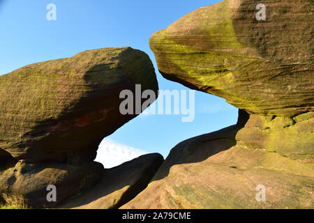 I fratelli ET vengono faccia a faccia in antiche formazioni rocciose Foto Stock