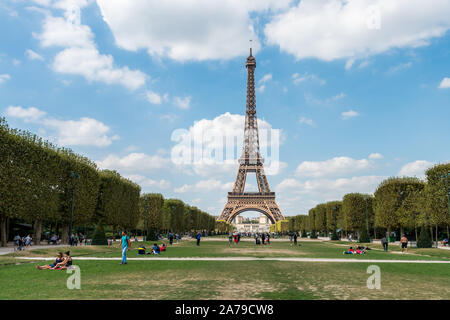 La Torre Eiffel contro il blu e il cielo nuvoloso, un ferro battuto torre tralicciata su Champ de Mars a Parigi, Francia, chiamato dopo l'ingegnere Gustave Fei Foto Stock