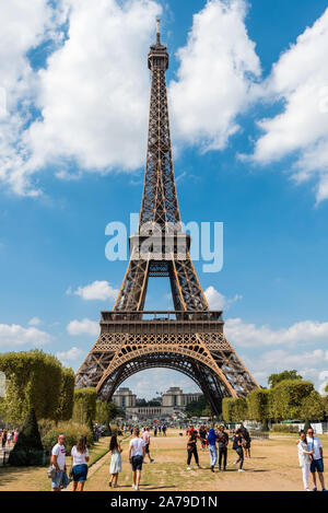 La Torre Eiffel contro il blu e il cielo nuvoloso, un ferro battuto torre tralicciata su Champ de Mars a Parigi, Francia, chiamato dopo l'ingegnere Gustave Fei Foto Stock