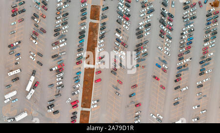 Parcheggi pieni di veicoli. Birds Eye vista panoramica. Foto Stock