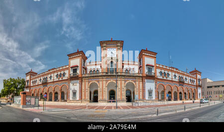 Jerez de la Frontera, Cadice, Spagna - 23 Giugno 2019: vista panoramica della stazione ferroviaria di Jerez de la Frontera, Cadice, Spagna Foto Stock