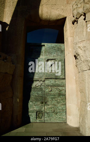 Una porta di bronzo sulla facciata della Passione della Sagrada Familia a Barcellona, Spagna Foto Stock