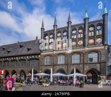 Storico in mattoni in stile gotico della città di Lubecca Hall, Piazza del Mercato, la città anseatica di Lubecca, Schleswig-Holstein, Germania Foto Stock