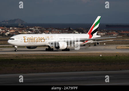 Istanbul / TURCHIA - Marzo 29, 2019: Emirates Boeing 777-300ER A6-ECA piano passeggero partenza a Istanbul Ataturk Airport Foto Stock