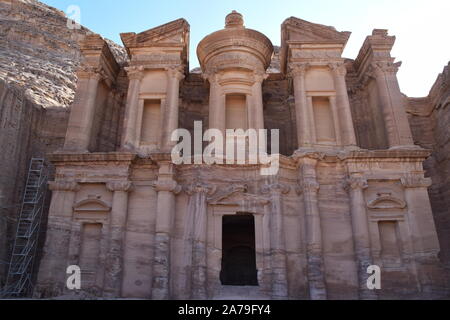 Il monastero nell'antica città di Petra in Giordania Foto Stock