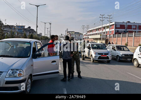 Srinagar, India. 31 ott 2019. Di paramilitari troopers fermare veicoli durante l'operazione di ricerca in Srinagar.L'operazione di ricerca è stata condotta mediante le forze di governo in e attorno alla Segreteria edificio dove il primo tenente Governor ha di prendere in carico dopo la biforcazione del Jammu e Kashmir Stato in due territori dell'Unione. Credito: SOPA Immagini limitata/Alamy Live News Foto Stock