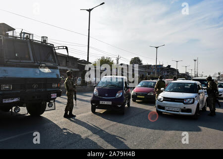 Srinagar, India. 31 ott 2019. Di paramilitari troopers fermare veicoli durante l'operazione di ricerca in Srinagar.L'operazione di ricerca è stata condotta mediante le forze di governo in e attorno alla Segreteria edificio dove il primo tenente Governor ha di prendere in carico dopo la biforcazione del Jammu e Kashmir Stato in due territori dell'Unione. Credito: SOPA Immagini limitata/Alamy Live News Foto Stock