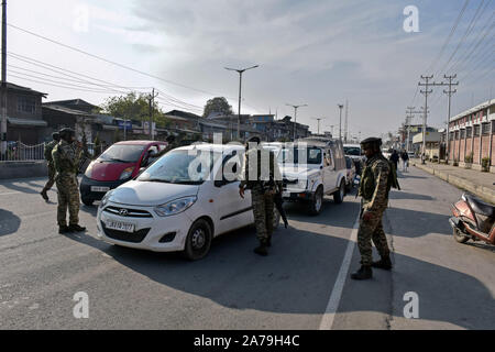 Srinagar, India. 31 ott 2019. Di paramilitari troopers fermare veicoli durante l'operazione di ricerca in Srinagar.L'operazione di ricerca è stata condotta mediante le forze di governo in e attorno alla Segreteria edificio dove il primo tenente Governor ha di prendere in carico dopo la biforcazione del Jammu e Kashmir Stato in due territori dell'Unione. Credito: SOPA Immagini limitata/Alamy Live News Foto Stock