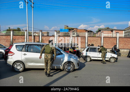 Srinagar, India. 31 ott 2019. Di paramilitari troopers fermare veicoli durante l'operazione di ricerca in Srinagar.L'operazione di ricerca è stata condotta mediante le forze di governo in e attorno alla Segreteria edificio dove il primo tenente Governor ha di prendere in carico dopo la biforcazione del Jammu e Kashmir Stato in due territori dell'Unione. Credito: SOPA Immagini limitata/Alamy Live News Foto Stock