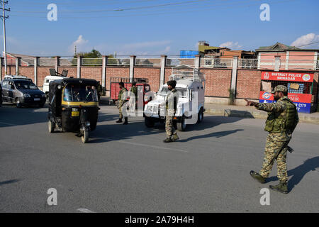 Srinagar, India. 31 ott 2019. Di paramilitari troopers fermare veicoli durante l'operazione di ricerca in Srinagar.L'operazione di ricerca è stata condotta mediante le forze di governo in e attorno alla Segreteria edificio dove il primo tenente Governor ha di prendere in carico dopo la biforcazione del Jammu e Kashmir Stato in due territori dell'Unione. Credito: SOPA Immagini limitata/Alamy Live News Foto Stock