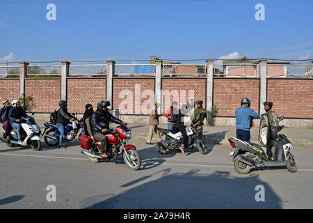 Srinagar, India. 31 ott 2019. Di paramilitari troopers fermare i motociclisti durante l'operazione di ricerca in Srinagar.L'operazione di ricerca è stata condotta mediante le forze di governo in e attorno alla Segreteria edificio dove il primo tenente Governor ha di prendere in carico dopo la biforcazione del Jammu e Kashmir Stato in due territori dell'Unione. Credito: SOPA Immagini limitata/Alamy Live News Foto Stock