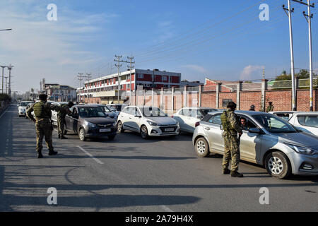 Srinagar, India. 31 ott 2019. Di paramilitari troopers fermare veicoli durante l'operazione di ricerca in Srinagar.L'operazione di ricerca è stata condotta mediante le forze di governo in e attorno alla Segreteria edificio dove il primo tenente Governor ha di prendere in carico dopo la biforcazione del Jammu e Kashmir Stato in due territori dell'Unione. Credito: SOPA Immagini limitata/Alamy Live News Foto Stock