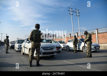 Srinagar, India. 31 ott 2019. Di paramilitari troopers fermare veicoli durante l'operazione di ricerca in Srinagar.L'operazione di ricerca è stata condotta mediante le forze di governo in e attorno alla Segreteria edificio dove il primo tenente Governor ha di prendere in carico dopo la biforcazione del Jammu e Kashmir Stato in due territori dell'Unione. Credito: SOPA Immagini limitata/Alamy Live News Foto Stock