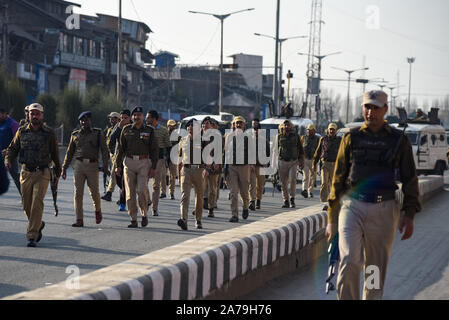 Srinagar, India. 31 ott 2019. Di paramilitari troopers pattugliare una strada durante l'operazione di ricerca in Srinagar.L'operazione di ricerca è stata condotta mediante le forze di governo in e attorno alla Segreteria edificio dove il primo tenente Governor ha di prendere in carico dopo la biforcazione del Jammu e Kashmir Stato in due territori dell'Unione. Credito: SOPA Immagini limitata/Alamy Live News Foto Stock