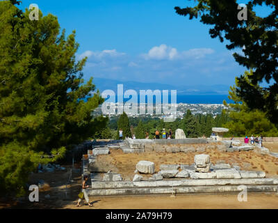 I turisti ammirando la vista e le rovine del tempio di guarigione Asclepeion Foto Stock