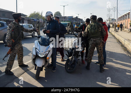 Srinagar, India. 31 ott 2019. Di paramilitari troopers fermare i motociclisti durante l'operazione di ricerca in Srinagar.L'operazione di ricerca è stata condotta mediante le forze di governo in e attorno alla Segreteria edificio dove il primo tenente Governor ha di prendere in carico dopo la biforcazione del Jammu e Kashmir Stato in due territori dell'Unione. Credito: SOPA Immagini limitata/Alamy Live News Foto Stock