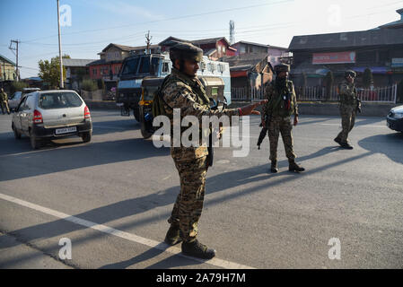 Srinagar, India. 31 ott 2019. Di paramilitari troopers fermare veicoli durante l'operazione di ricerca in Srinagar.L'operazione di ricerca è stata condotta mediante le forze di governo in e attorno alla Segreteria edificio dove il primo tenente Governor ha di prendere in carico dopo la biforcazione del Jammu e Kashmir Stato in due territori dell'Unione. Credito: SOPA Immagini limitata/Alamy Live News Foto Stock