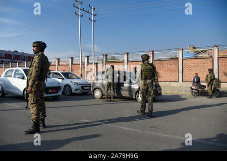 Srinagar, India. 31 ott 2019. Di paramilitari troopers fermare veicoli durante l'operazione di ricerca in Srinagar.L'operazione di ricerca è stata condotta mediante le forze di governo in e attorno alla Segreteria edificio dove il primo tenente Governor ha di prendere in carico dopo la biforcazione del Jammu e Kashmir Stato in due territori dell'Unione. Credito: SOPA Immagini limitata/Alamy Live News Foto Stock